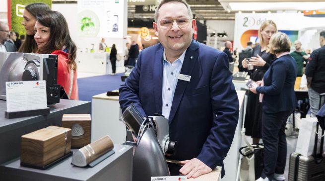 „Wir haben im letzten Jahr unser gesamtes Kaffeesortiment überarbeitet, alle Vertriebswege hinterfragt und ein neues Team aufgestellt. Nun sind wir bereit, mit unseren tollen Produkten und dem starken Auftritt richtig durchzustarten. Wir wollen im hart umkämpften Markt für Siebträger wirklich gesehen werden!“, Christian Strebl, Chief Commercial Officer bei Graef.