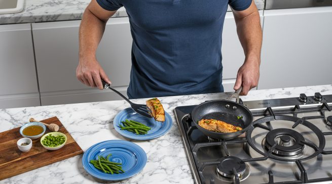 Das Kochgeschirr ermöglicht dank Antihafteffekt fettfreies Kochen.