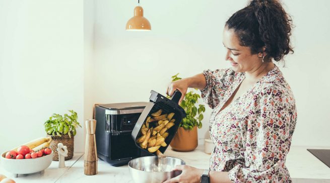 Mit einer Kapazität von 2 x 3,25 Liter bietet die Doppel-Heißluftfritteuse ausreichend Platz für bis zu 1,3 Kilogramm Pommes frites oder Gemüse.