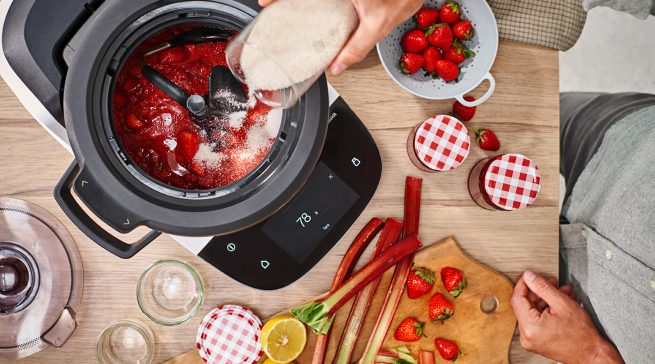 Der Cookit von Bosch bereitet selbstgemachte Marmelade.