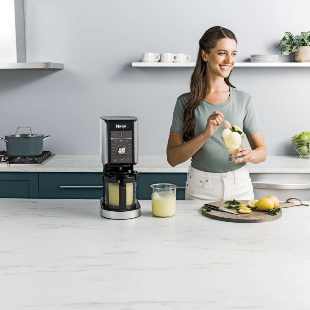 Unzählige Dessertvariationen für Eisliebhaber mit der neuen Ninja Creami Deluxe 10-in-1-Eiscreme- und Frozen-Drink-Maschine.