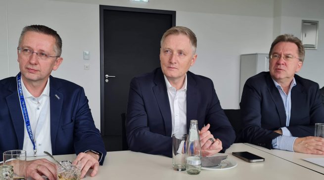 Im Branchen-Dialog (v.l.): Euronics Aufsichtsratsvorsitzender Christoph Lux, Vorstand Denis-Benjamin Kmetec und Vorstandssprecher Benedict Kober.