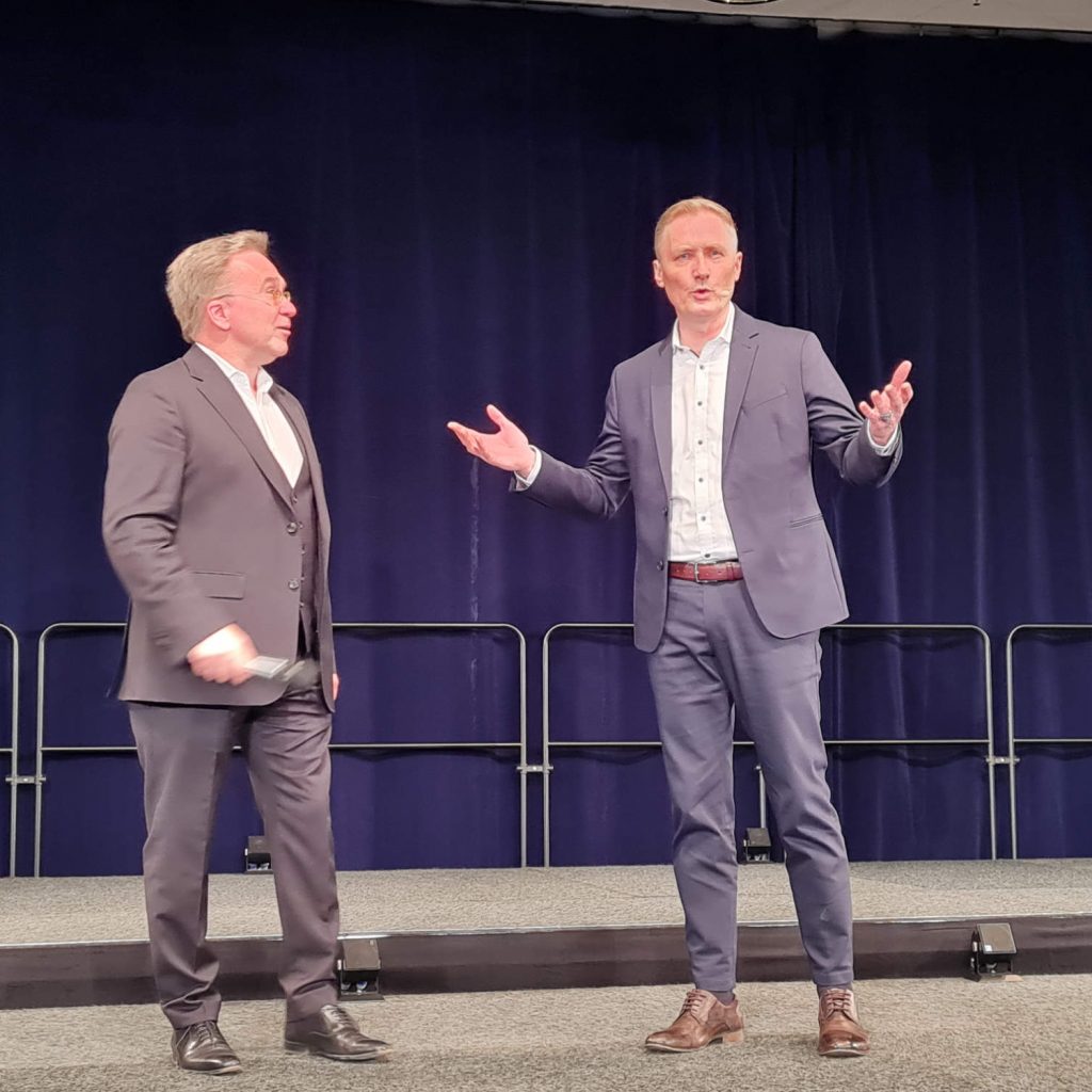 Führten durch das Kick-Off des Euronics Kongresses in Berlin (v.l.): Benedict Kober und Denis-Benjamin Kmetec.