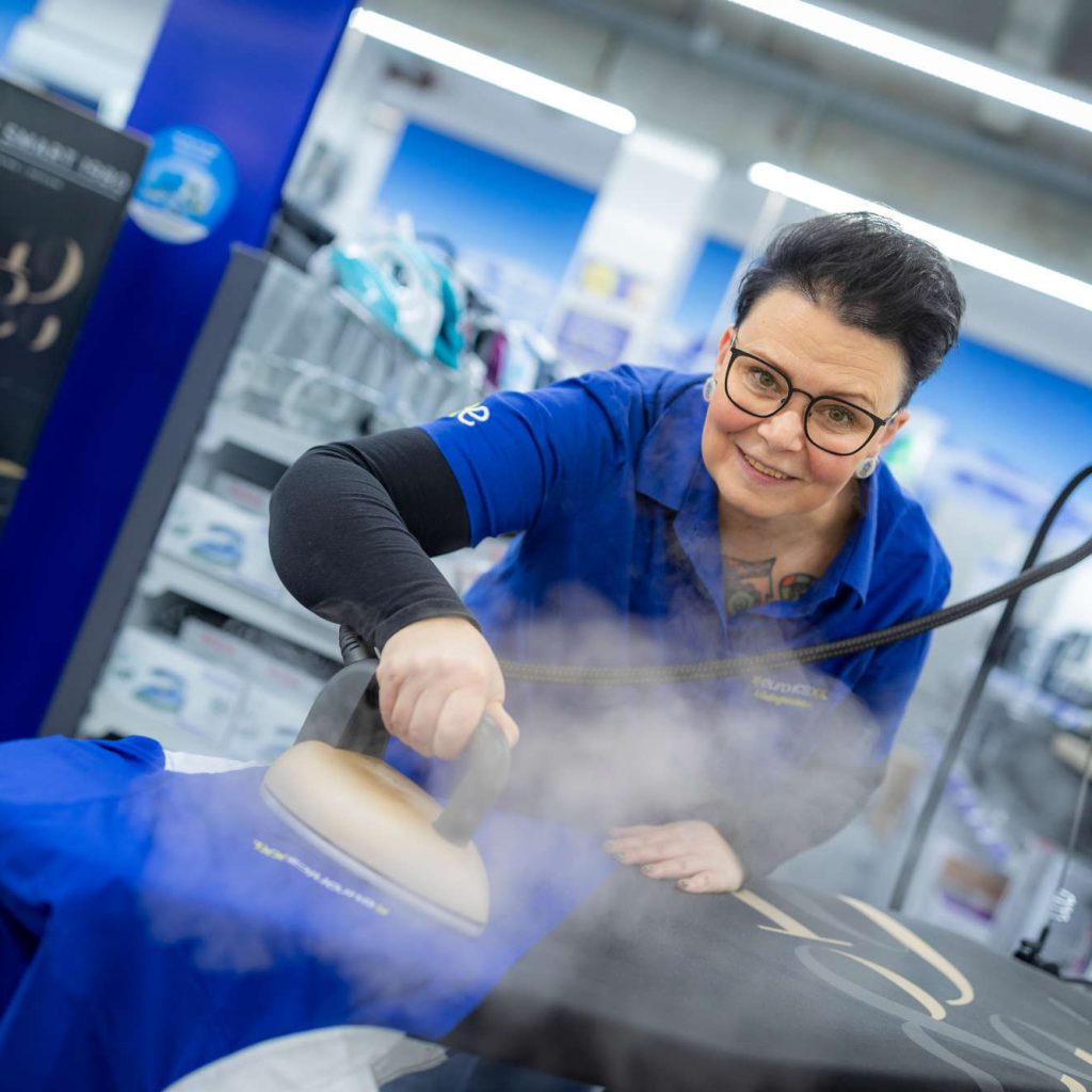 Bügeln kann auch Spaß machen und ein attraktives Einkaufserlebnis generieren.