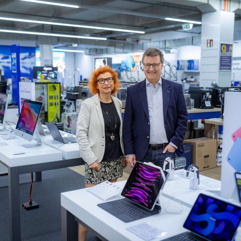 Frank Schipper mit seiner Frau Barbara in Ihrem Fachmarkt Euronics XXL Lüdinghausen.