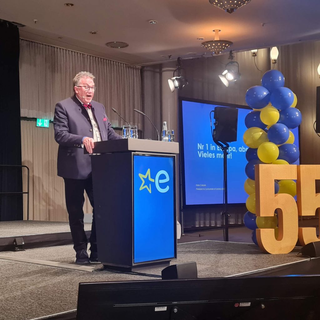 Kam mit launigen Worten und guten Nachrichten zur internationalen Geschäftsentwicklung von Euronics nach Berlin: Hans Carpels, Präsident Euronics International.