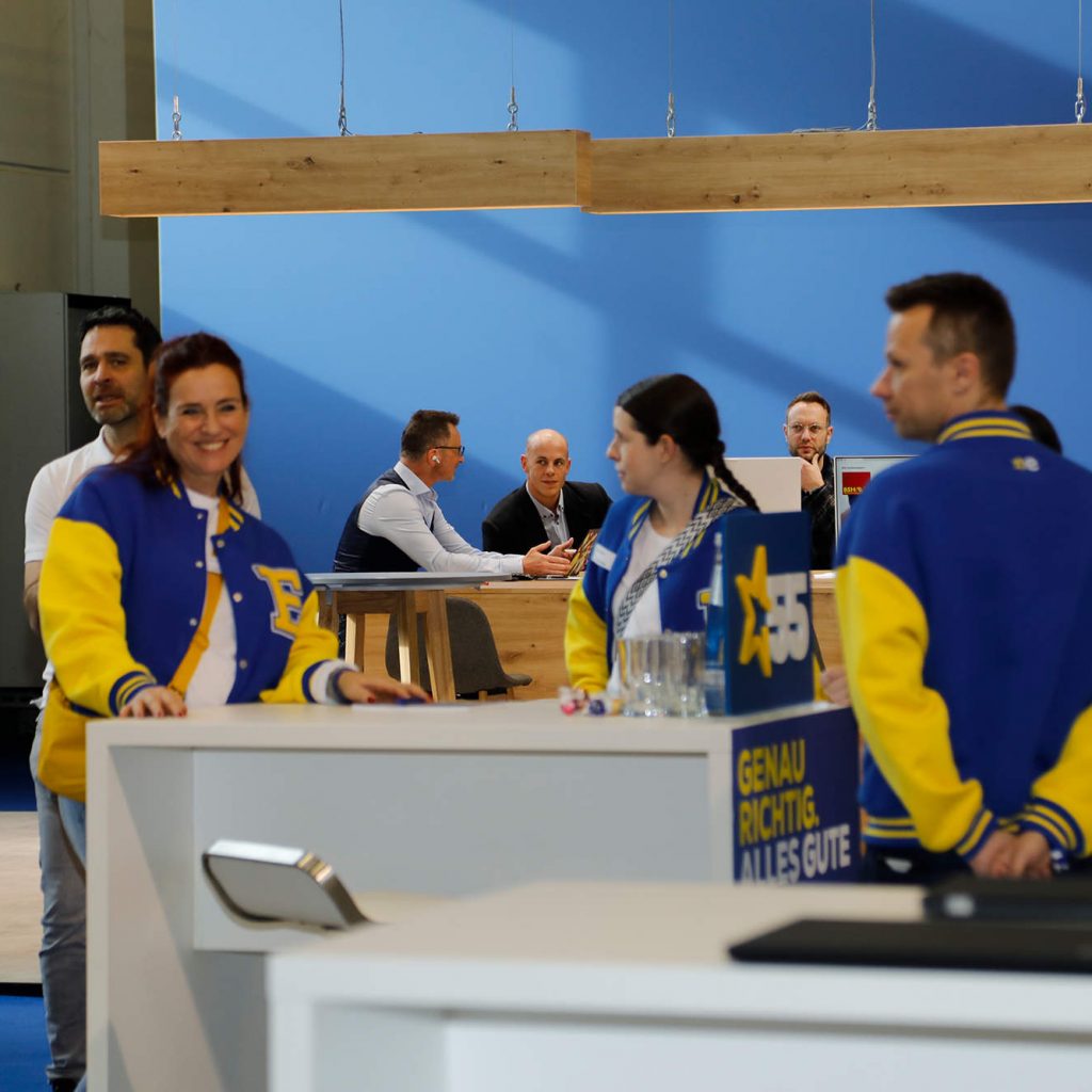 „Genau richtig“: Der Dresscode in der Euronics-Halle.