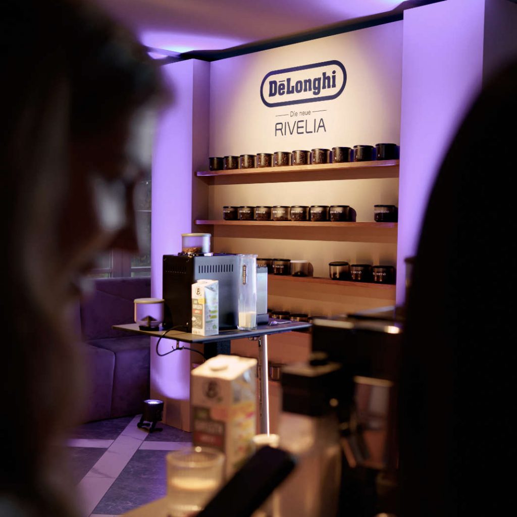 Sehr stylisch, perfekt in Szene gesetzt: exklusiver De’Longhi Launch-Event des neuen Kaffeevollautomaten Rivelia.