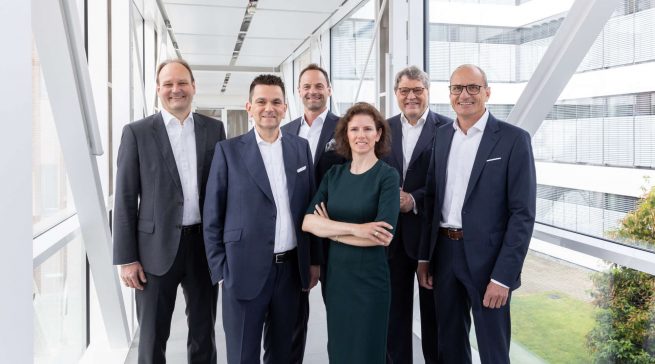 Die Geschäftsleitung der Miele Gruppe anlässlich der Vorlage des Geschäftsberichtes für 2022 (v.l.): Dr. Markus Miele (Geschäftsführender Gesellschafter), Dr. Stefan Breit (Technology), Dr. Axel Kniehl (Marketing & Sales), Rebecca Steinhage (Human Resources & Corporate Affairs), Dr. Reinhard Zinkann (Geschäftsführender Gesellschafter), Olaf Bartsch (Finance & Administration). 