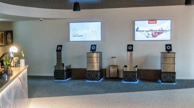In der Lobby des Voco Hotels warten Miele-Serviceroboter auf Arbeit – als Kofferträger und für den Zimmerservice. 