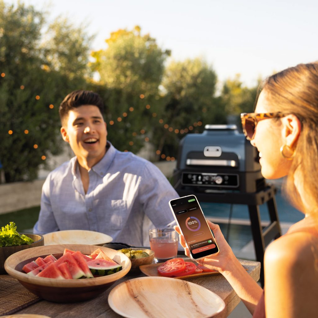 Mit 30% mehr Kapazität als beim ursprünglichen Modell ist der neue Ninja Woodfire Pro Connect XL Outdoor Grill & Smoker der perfekte Grillbegleiter für die nächste Sommerparty.