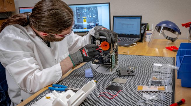 Die Fachleute des TÜV nehmen Produkte in ihren Laboren detailliert unter die Lupe und ermitteln dabei einen Reparatur-Index.