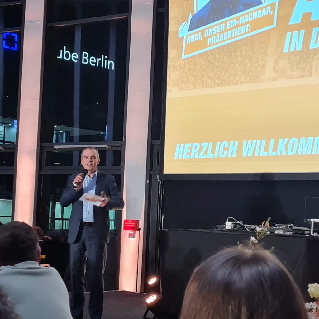 Der expert-Vorstandsvorsitzende Dr. Stefan Müller begrüßte die Gesellschafter und hochrangigen Industrievertreter zur expert-Messeparty.