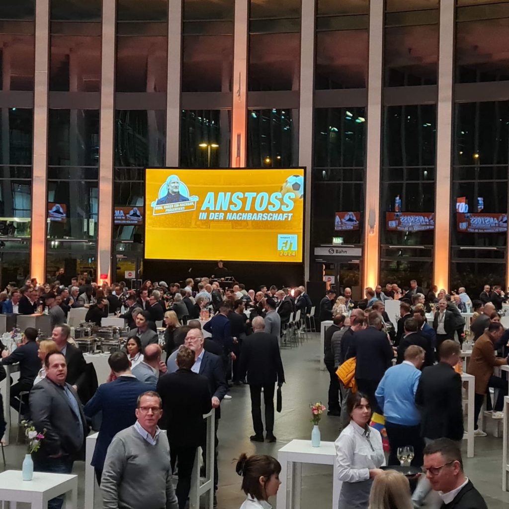 Mehr Menschen als an einem IFA-Morgen am Südeingang der Messe-Berlin: Die expert-Messeparty war ein echter Publikumsmagnet.