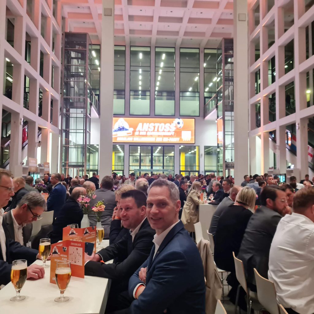 Mehr Menschen als an einem IFA-Morgen am Südeingang der Messe-Berlin: Die expert-Messeparty war ein echter Publikumsmagnet.