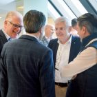 Jochen Cramer, Leiter Einkauf (links), und Vorstand Karl Trautmann (rechts) im Gespräch mit Kongressgästen. Fotos: M. Machan, ElectronicPartner