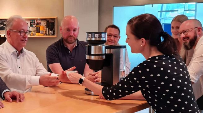 Premiere: Den ersten Kaffee aus der „Filka“ kredenzte Dr. Joyce Gesing im Sommer 2022 infoboard.de Chefredakteur Matthias M. Machan (l.).