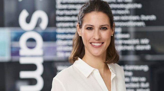 „Unsere neuen smarten French Door Modelle können für mehr Übersicht im Kühlschrank sorgen und dabei helfen, dass weniger Lebensmittel im Mülleimer landen, indem Kundinnen und Kunden das Innenleben ihrer Kühlschränke im Blick behalten“, Katharina Visic, Head of Produktmanagement, Samsung Electronics.