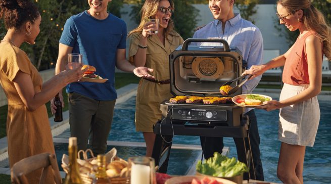 Ninja Grill Woodfire Pro Connect XL Outdoor Grill & Smoker mit extra großer Grillplatte.