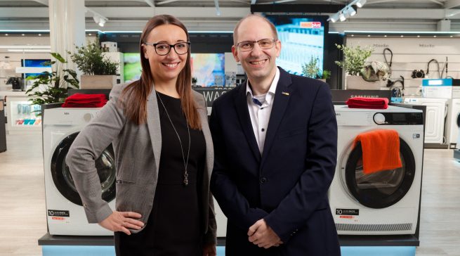 Freuen sich auf die Trikot-Aktion: Die Concept Manager von electroplus und küchenplus, Meike Ullrich und Christian Claes.