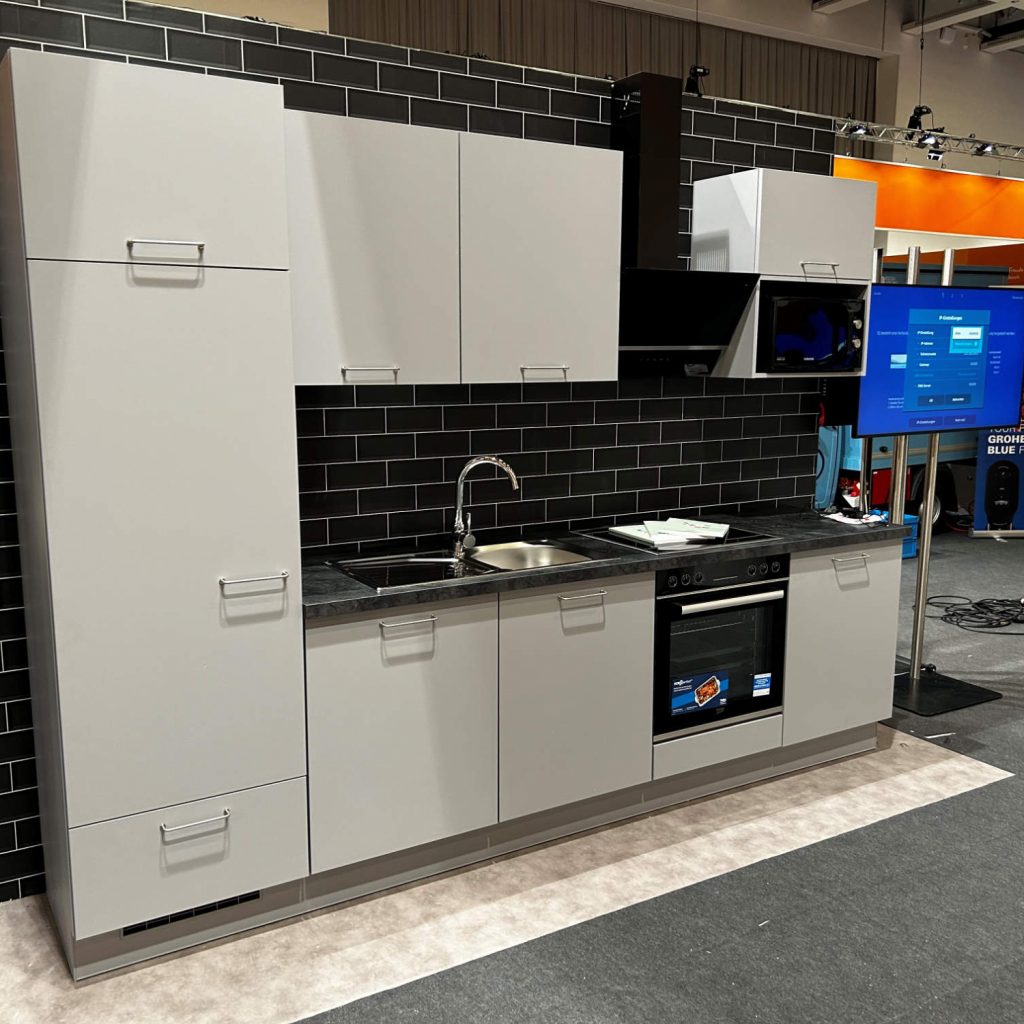 Fokus-Zielgruppe der expert-Küchenzeile ist nicht der Käufer der Erstküche, sondern der Käufer der Küchenzeile für den Hauswirtschaftsraum oder der ersten Küche für ausziehende Kinder.