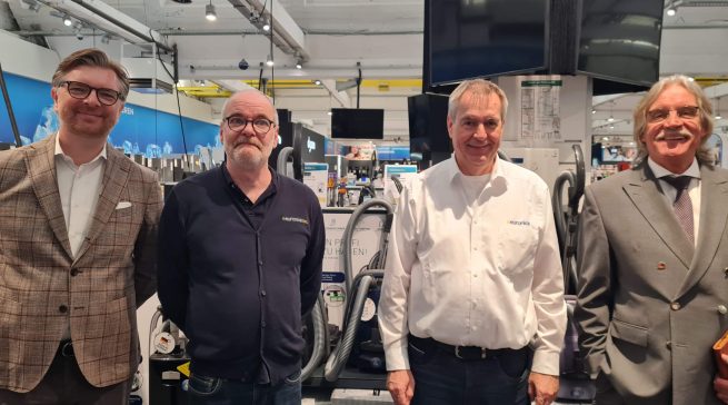 Gelebte Fachhandelspartnerschaft über Jahrzehnte (v.l.n.r.:): Marvin Müller (Sebo), Jens Hofmann (Euronics XXL Johann + Wittmer), Dirk Wittmer und Markus Drees (Sebo). Fotos: M. Machan