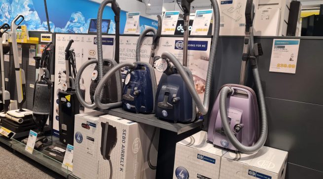 Auf der Fläche lenkt eine zwei Meter breite Sebo-Wand und ein Videofilm die Aufmerksamkeit auf den Reinigungsspezialisten aus dem Bergischen Land.