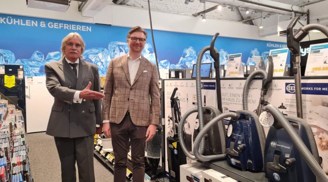 Markus Dress (l.) und Marvin Müller (r.), beide Sebo, beim „Store-Check“ in Ratingen.