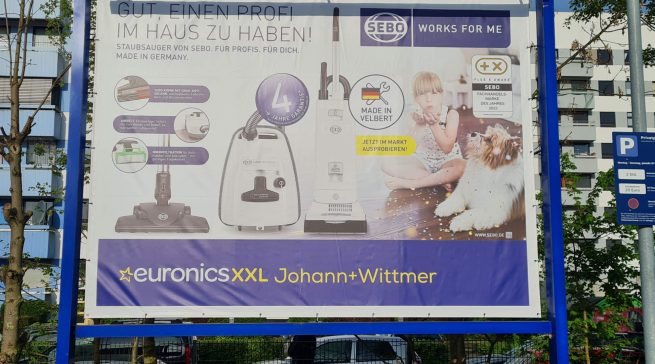 Aufmerksamkeitsstark in Szene gesetzt: Bereits auf dem Parkplatz weist ein Großflächenplakat auf Sebo hin.