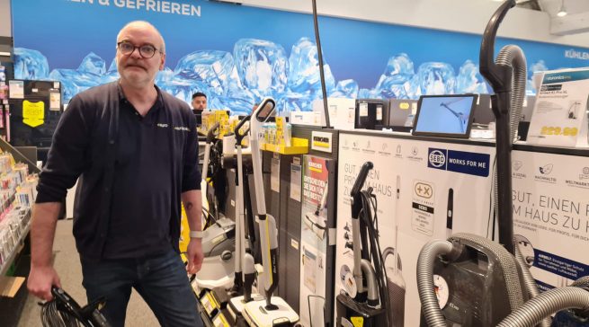 „Die Bürst- und Bodenstaubsauger von Sebo sind optimierte ‚Werkzeuge‘ für die Reinigung und Pflege von Teppichen und Hartböden. Technisch durchdacht und ausgereift, solide verarbeitet, leicht zu bedienen, funktional gestaltet“, Jens Hofmann, im Verkauf bei Euronics XXL Johann + Wittmer.