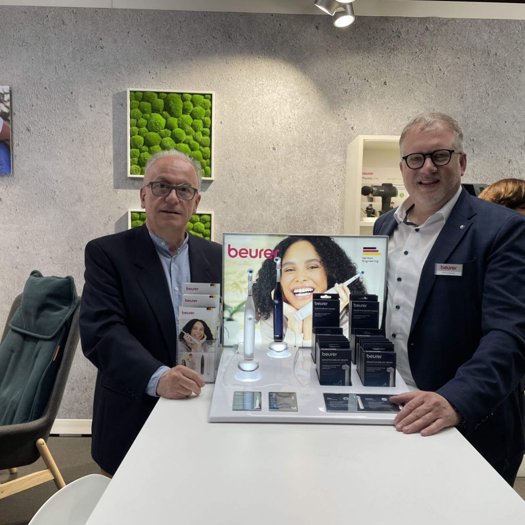 Markus Bisping, Head of Sales Buying Groups bei Beurer (rechts), zeigte infoboard.de Chefredakteur Matthias M. Machan die Neuheiten des Unternehmens.