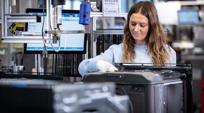 Eine von 60.000 Mitarbeiterinnen und Mitarbeitern der BSH weltweit: Montage eines Backofens im BSH-Werk in Traunreut.