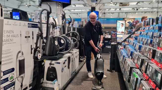 Angeschlossene Vorführmodelle demonstrieren die Saugkraft der Geräte.