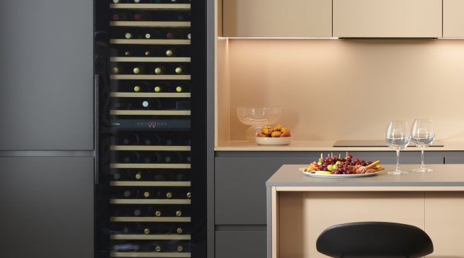 Amica Weinkuehlschrank WK 348 100-1 S für 118 Bordeauxflaschen.