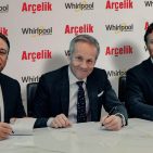 Die Unterzeichnung der Vereinbarung im Januar 2023 (v.l.n.r.): Fatih Kemal Ebiçlioğlu (Consumer Durables Group President of Koç Holding), Marc Bitzer (CEO Whirlpool Cooperation) und Hakan Bulgurlu, CEO Arçelik).