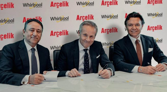 Die Unterzeichnung der Vereinbarung im Januar 2023 (v.l.n.r.): Fatih Kemal Ebiçlioğlu (Consumer Durables Group President of Koç Holding), Marc Bitzer (CEO Whirlpool Cooperation) und Hakan Bulgurlu, CEO Arçelik).