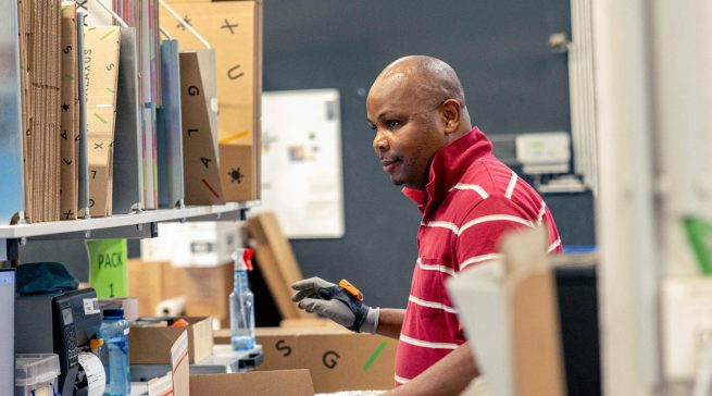 Blick ins Warenlager in Krefeld: Der Migros-Führung bereitet die Expansion der Online-Tochter Digitec Galaxus in Deutschland mit Blick auf hohe Verluste derzeit wenig Freude. Fotos: Migros, Galaxus