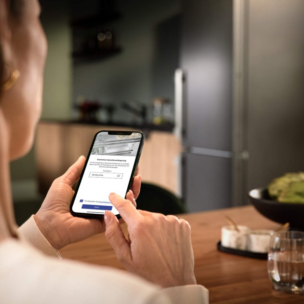 Um die zusätzliche, kostenlose 10-Jahres-Garantie zu bekommen, müssen Kunden das Gerät innerhalb von zwölf Monaten nach dem Kauf bei Liebherr über die SmartDevice-App oder ein Webformular online registrieren.