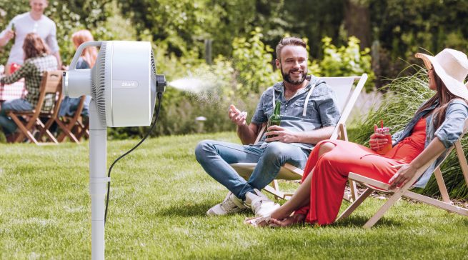 Shark Ventilator FlexBreeze mit InstaCool-Vernebelung-Aufsatz.