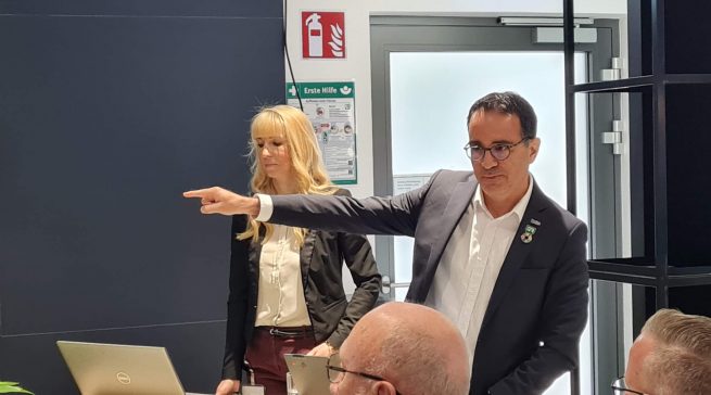 Da geht’s lang: Geschäftsführer Dr. Evren Aksoy stellte den Kurs von Beko Germany in 2024 vor. Fotos: M. Machan