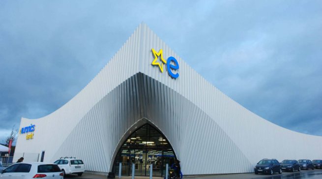 Ein Raumschiff im Sauerland? Die spektakuläre Fassade von Euronics Berlet in Neheim.