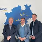 Unser Foto zeigt v.l.n.r.: Benedict Kober (Sprecher des Vorstands Euronics Deutschland), Mario De Pilla (Vorsitzender der Geschäftsleitung Euronics Berlet) und Jan Gawronski (Geschäftsführer Euronics Berlet).