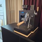 Das Design der Espresso-Siebträger-Maschine, aufgenommen auf der Roadshow in Berlin, besticht mit edlen Echtholz-Akzenten. Foto: G. Wagner