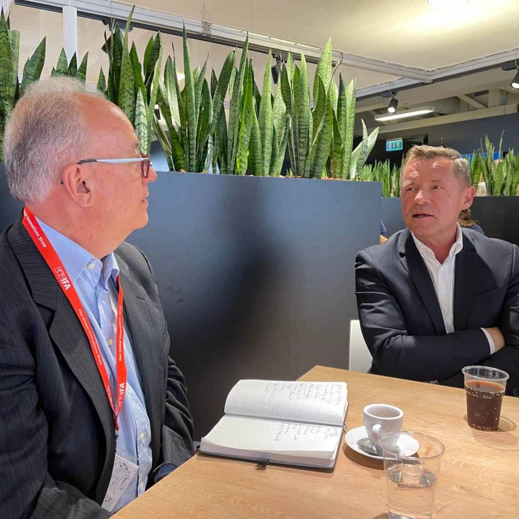 „Auf unserer Plattform bieten wir künftig einen nahtlosen Zugang zu hochwertigen Ersatzteilen und maximieren gleichzeitig die Effizienz und Zufriedenheit der Kunden durch weitere Services“, Thomas Wittling (r.), auf unserem Foto im Gespräch mit infoboard.de Chefredakteur Matthias M. Machan.