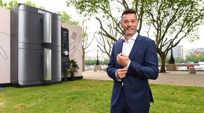 Fred Sirieix vor dem doppelstöckigen Air Fryer Restaurant direkt an der Themse in London. Fotos: Ninja, Gabriel Wagner