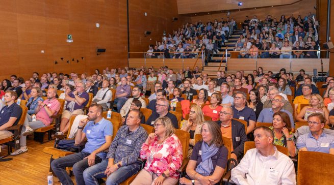 Der Saal im Euskalduna war bestens gefüllt mit vor Spannung lauschenden Teilnehmern. 
