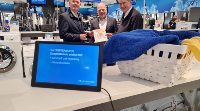 „Bucht das Ding“, Dirk Wittmer (r.), Geschäftsführer Johann + Wittmer Euronics XXL, Ratingen, auf unserem Foto mit Wertgarantie-Vertriebsgeschäftsführer Thilo Dröge (l.) und Außendienstleiter Maurice Jöhler (M.).