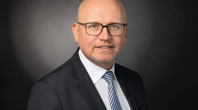 „Über die Jahre ist die expert Wachstums- und Beteiligungs SE stark gewachsen. Um unsere Prozesse effizienter zu gestalten – sowohl organisatorisch als auch im Bereich Kosten und Nutzen – liegt es nahe, die Verwaltungen an unserem Zentralstandort in Langenhagen zusammenzufassen“, Christoph Komor, Einzelhandels-Vorstand expert SE.