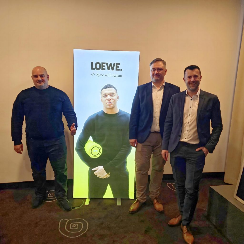 Nach dem Jubiläumsjahr 2023 zeigt Loewe Technology – dem Handel vorgestellt auf einer deutschlandweiten Roadshow – in diesem Jahr weitere Meilensteine der Unternehmensentwicklung. Unser Foto zeigt v.l.n.r. Aslan Khabliev (CEO & Eigentümer Loewe Technology), Chrisitan Alber (COO) und Thomas Putz (CTO). Foto: G. Wagner