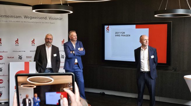 Weichenstellung für die DACH Region der Groupe SEB WMF Consumer GmbH (v.l.n.r.): Unser Interview-Partner Lars Hengstler, Fenno de Boer und General Manager Emmanuel Serot Almeras. Fotos: G. Wagner, M. Machan, Groupe SEB WMF Consumer